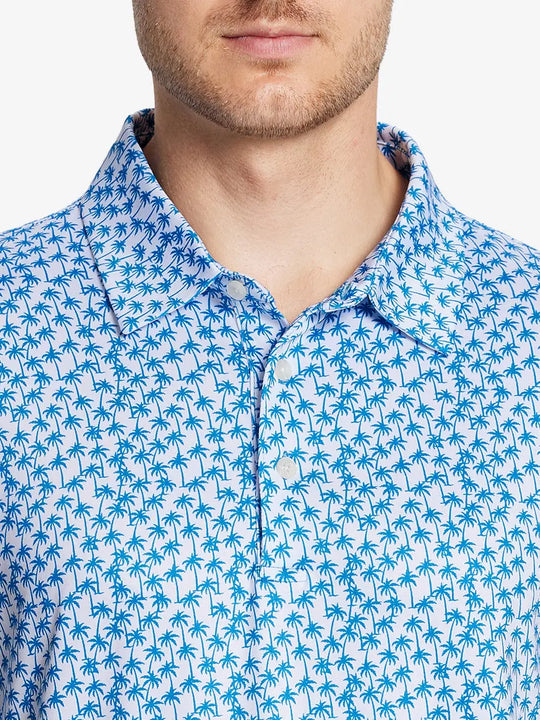 The model wears the WHITE PALM golf polo shirt, seen from the chest, highlighting its cut and comfort.