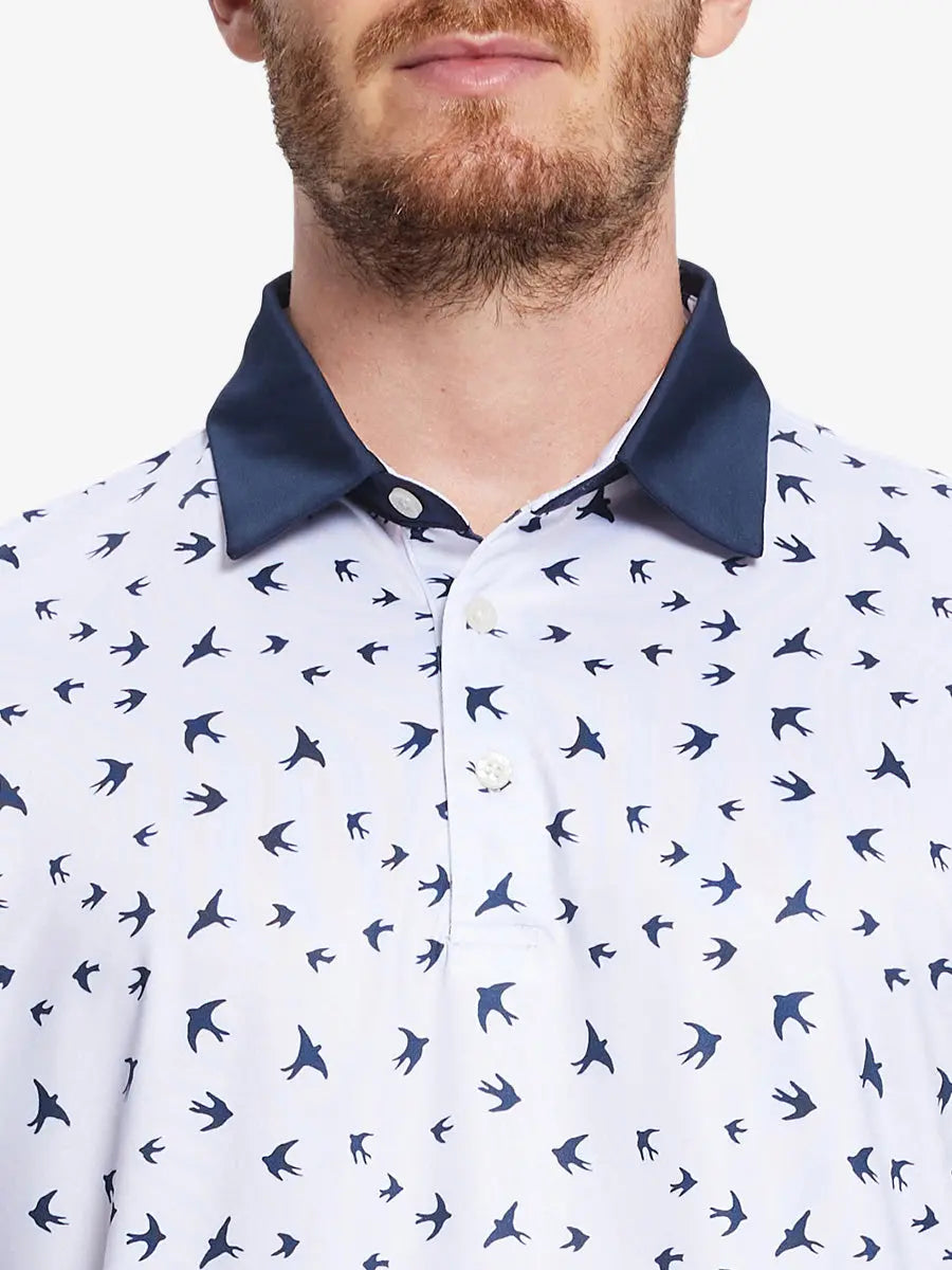 The model wears the WHITE NAVY SEAGULL golf polo shirt, seen from the chest, highlighting its cut and comfort