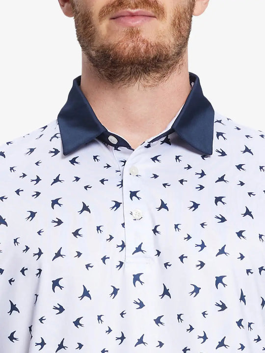 The model wears the WHITE NAVY SEAGULL golf polo shirt, seen from the chest, highlighting its cut and comfort