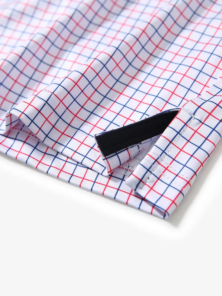 MAELREG's hem slit detail showcases the WHITE GRID  Polo shirt. Its refined craftsmanship and fabric texture highlight its high quality