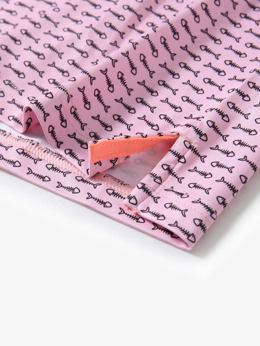 .MAELREG's hem slit detail showcases the PINK BLACK BONEFISH Polo shirt. Its refined craftsmanship and fabric texture highlight its high quality