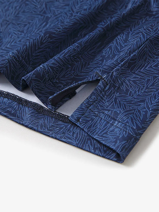 Showcasing the corner openings of the navy blue leaf-patterned model polo shirt, the fresh and natural design and delicate sewing craftsmanship combine perfectly for sports and casual wear.